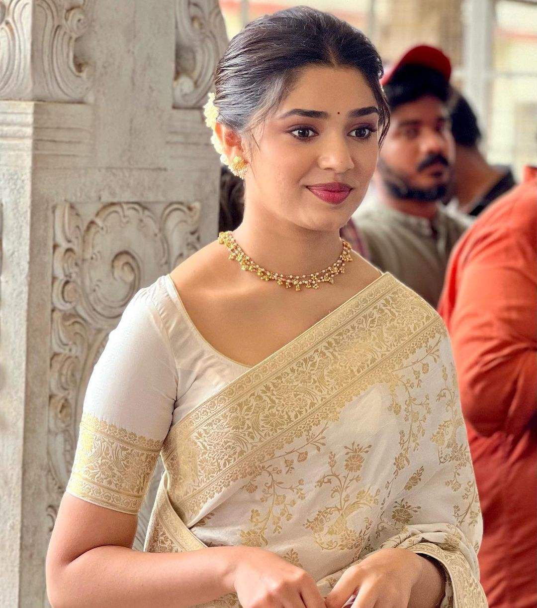 Graceful White Banarasi Saree with Gold Embroidery for Special