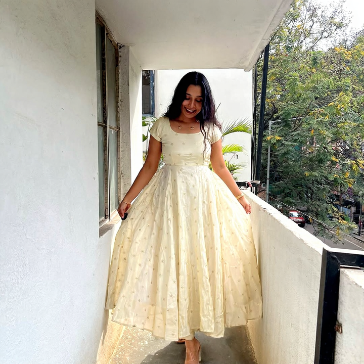 Cream Anarkali Dress with Light Grey Dupatta – Elegant Women’s Ethnic Wear