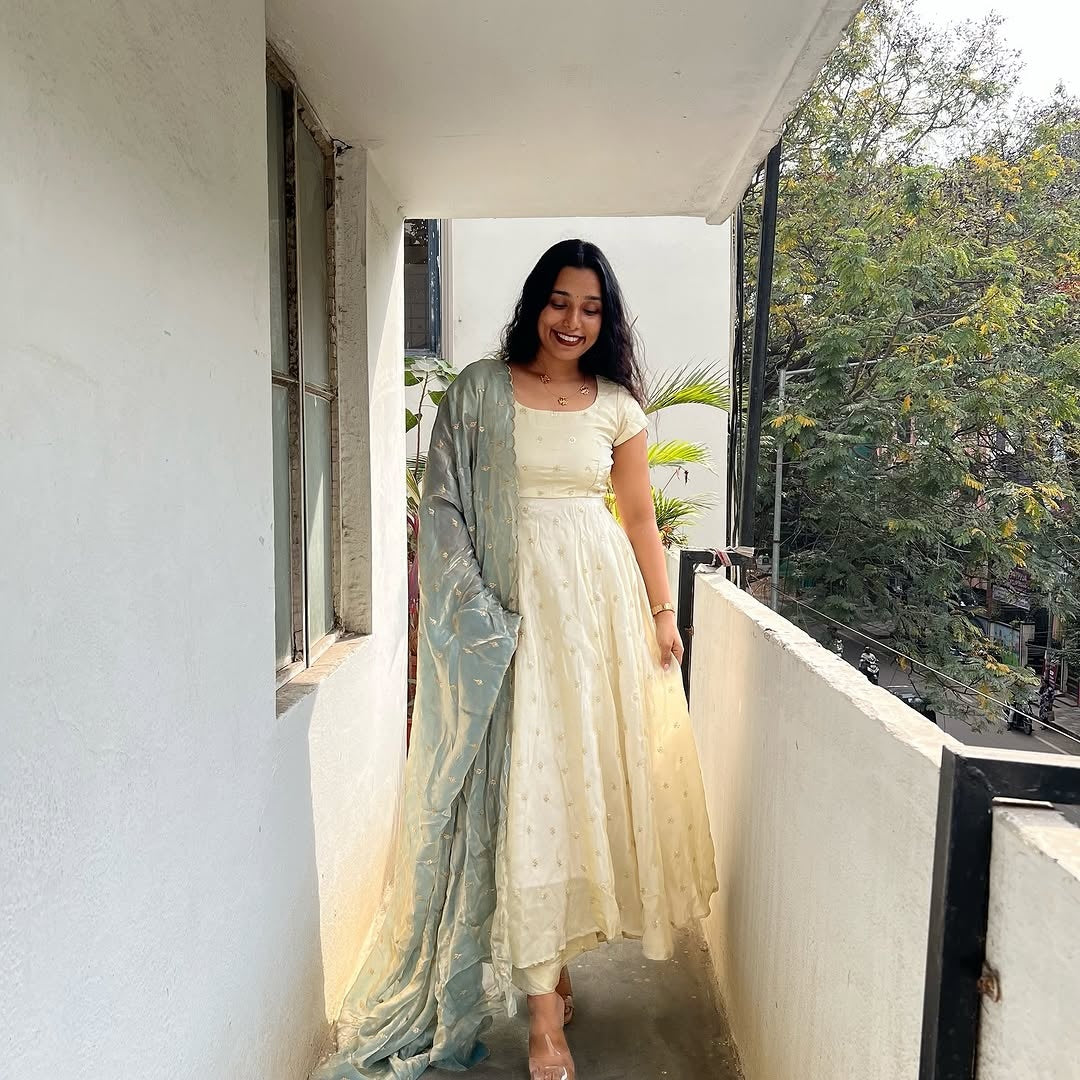 Cream Anarkali Dress with Light Grey Dupatta – Elegant Women’s Ethnic Wear