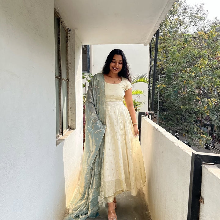 Cream Anarkali Dress with Light Grey Dupatta – Elegant Women’s Ethnic Wear