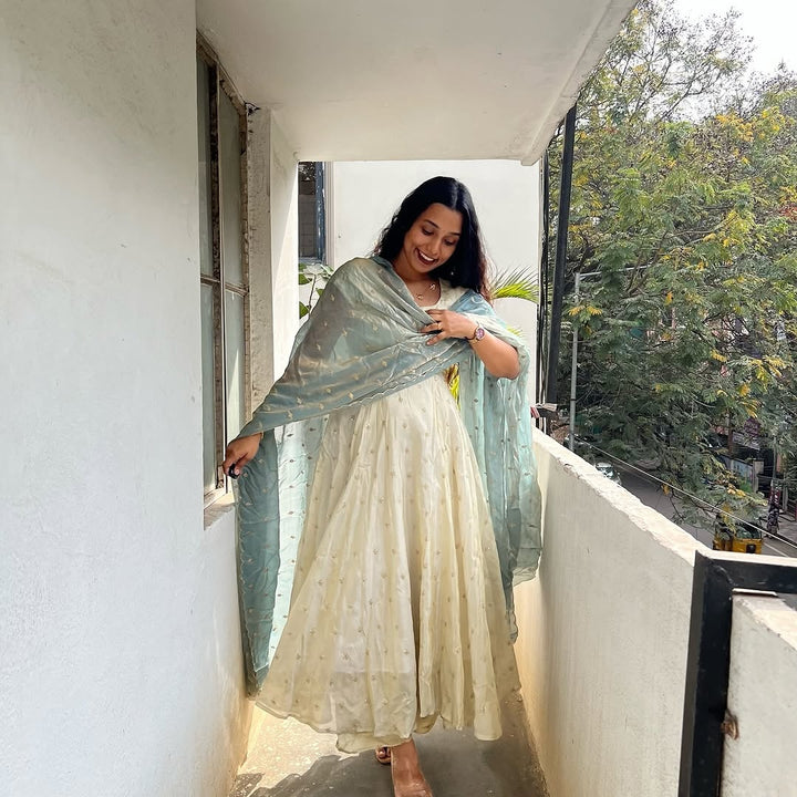 Cream Anarkali Dress with Light Grey Dupatta – Elegant Women’s Ethnic Wear