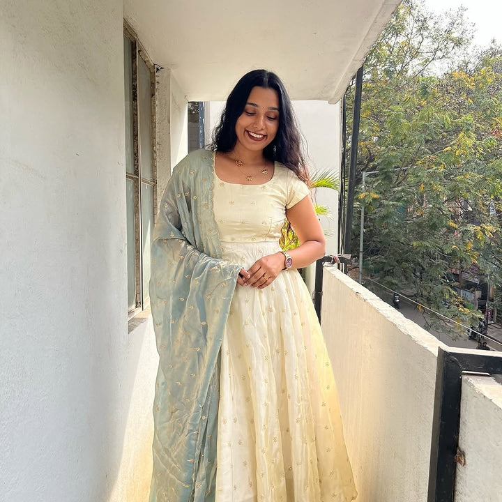 Cream Anarkali Dress with Light Grey Dupatta – Elegant Women’s Ethnic Wear