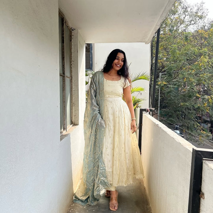 Cream Anarkali Dress with Light Grey Dupatta – Elegant Women’s Ethnic Wear