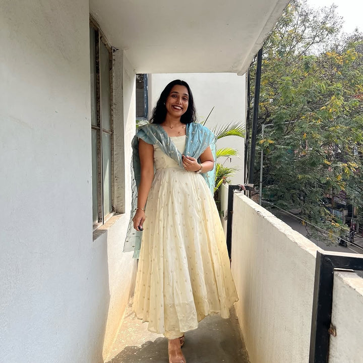 Cream Anarkali Dress with Light Grey Dupatta – Elegant Women’s Ethnic Wear